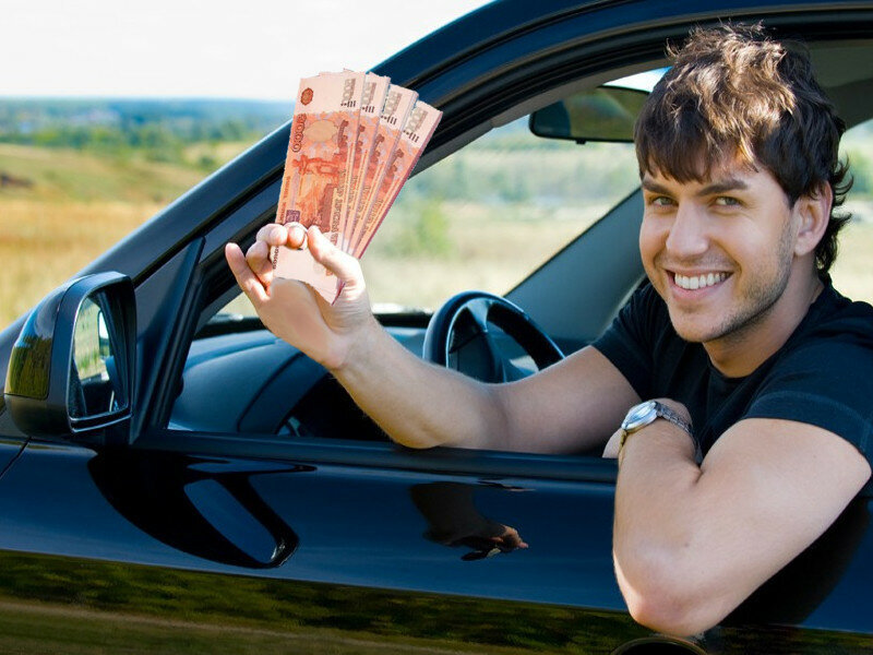 Деньгами машину можно взять. Человек рядом с машиной. Мужчина в машине. Деньги в машине. Человек возле авто.