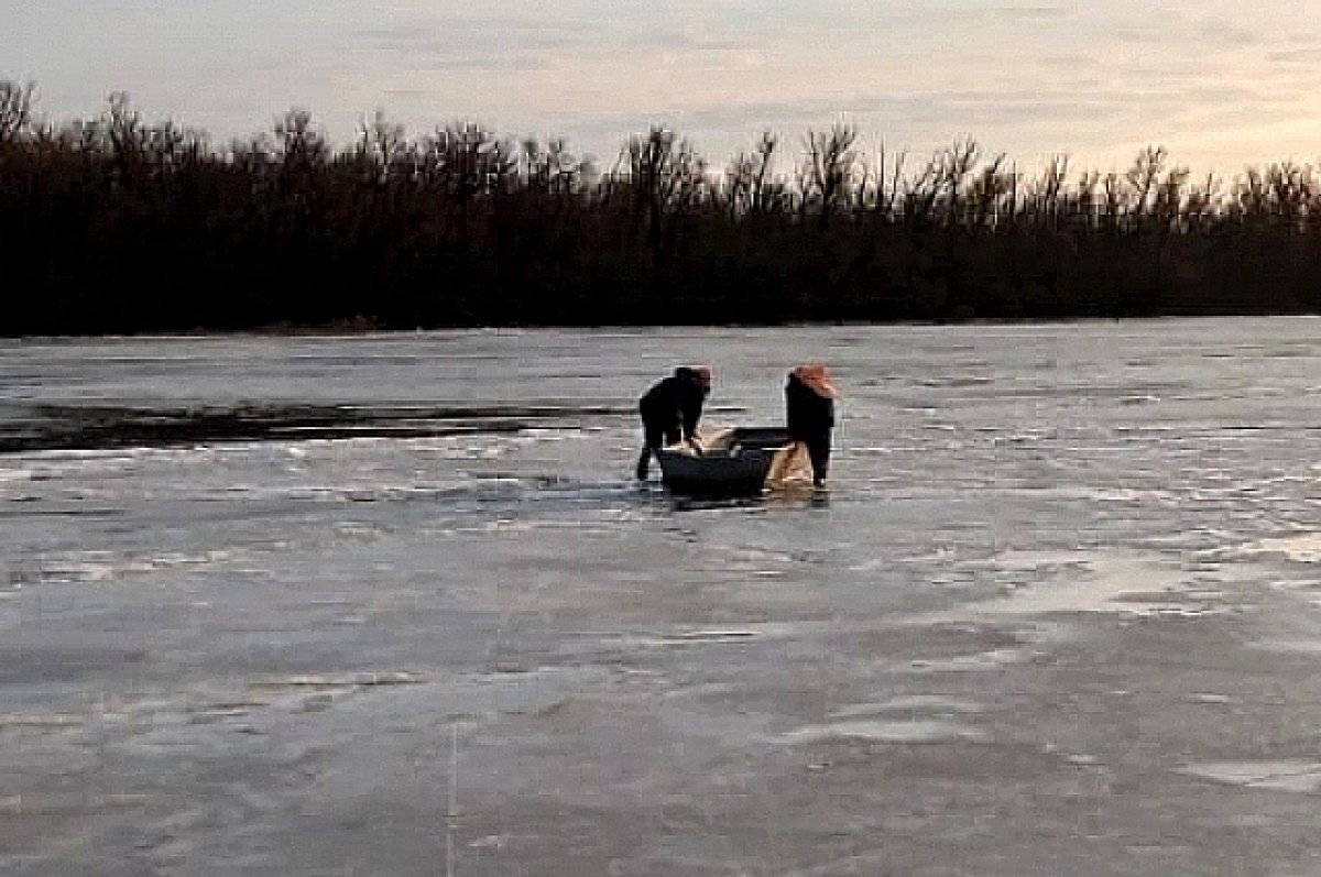   В Веселовском водохранилище восемь рыбаков унесло на льдине