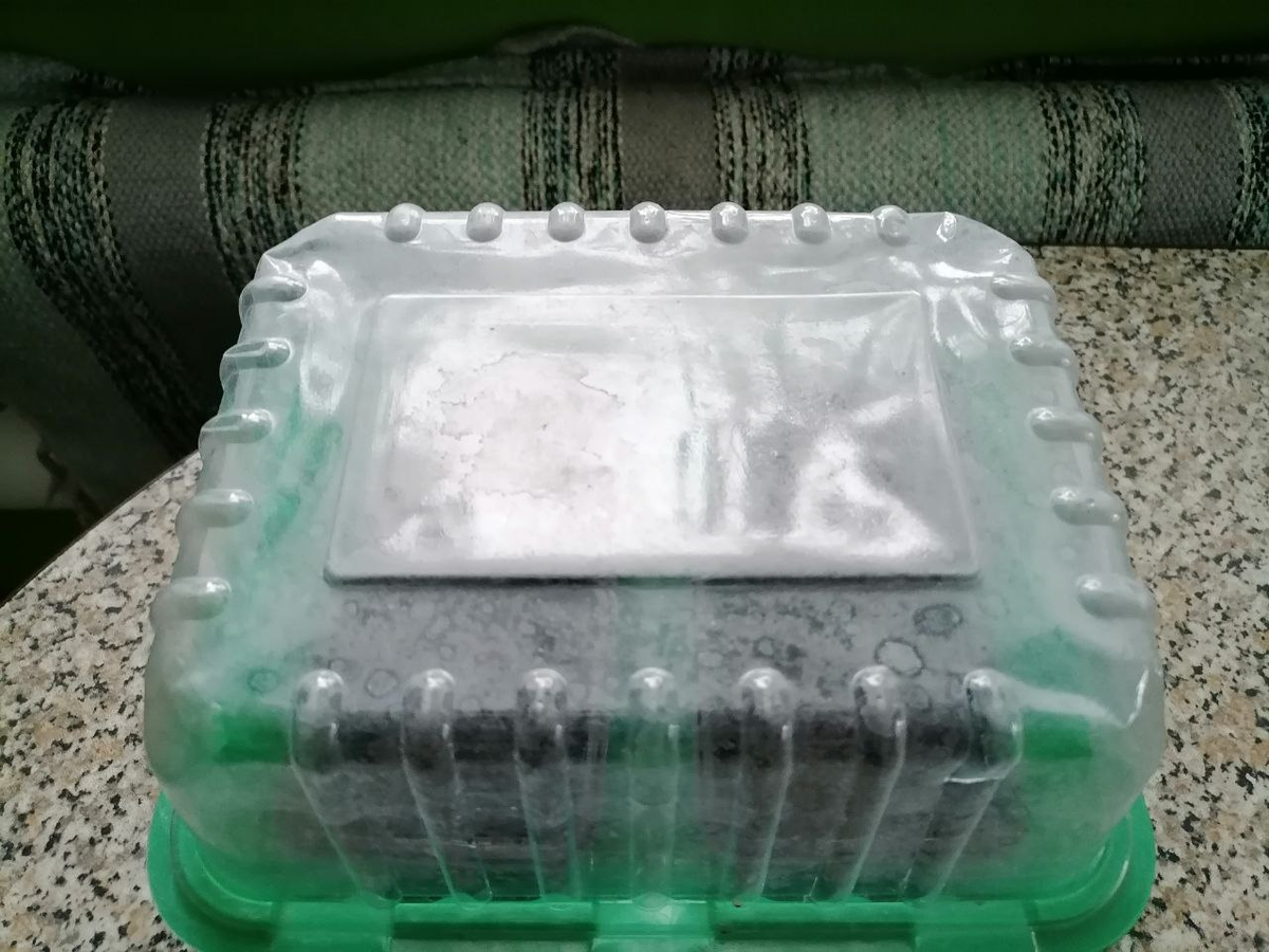 Горячую батарею завешиваю. чтобы комнатные цветы на окне не сохли