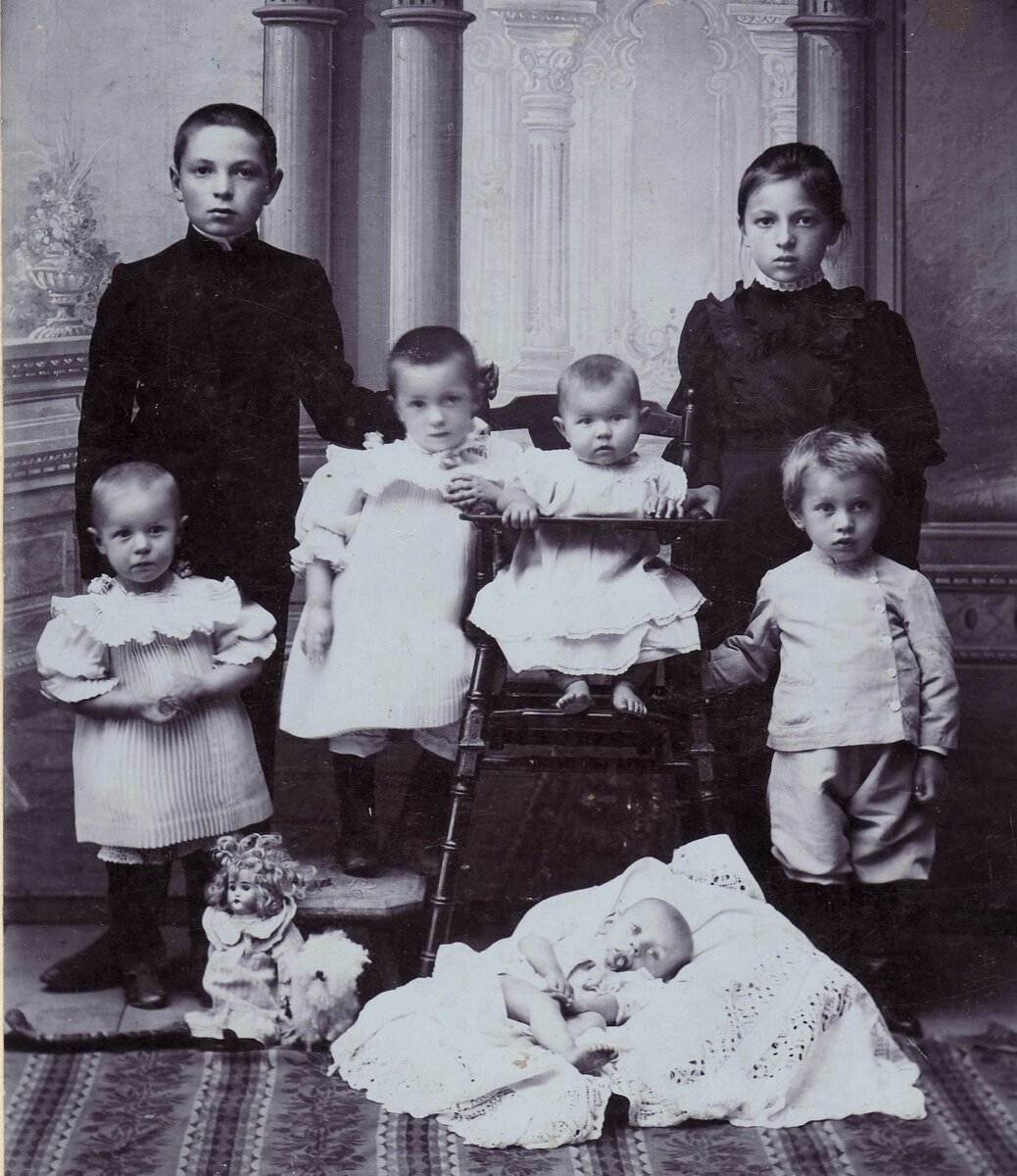 Фото детей Швецовых 1908 г. Трёхлетний Мотя стоит справа, а на переднем плане лежит его родной братик. И раз уж мы показали эту фотографию, обратите внимание на куклу: она ещё жива, и мы про неё ещё расскажем 