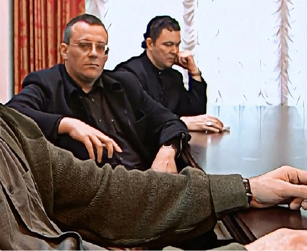 Фрагмент кадра из кинофильма «Бандитский Петербург». Роман Цепов в образе «авторитета».