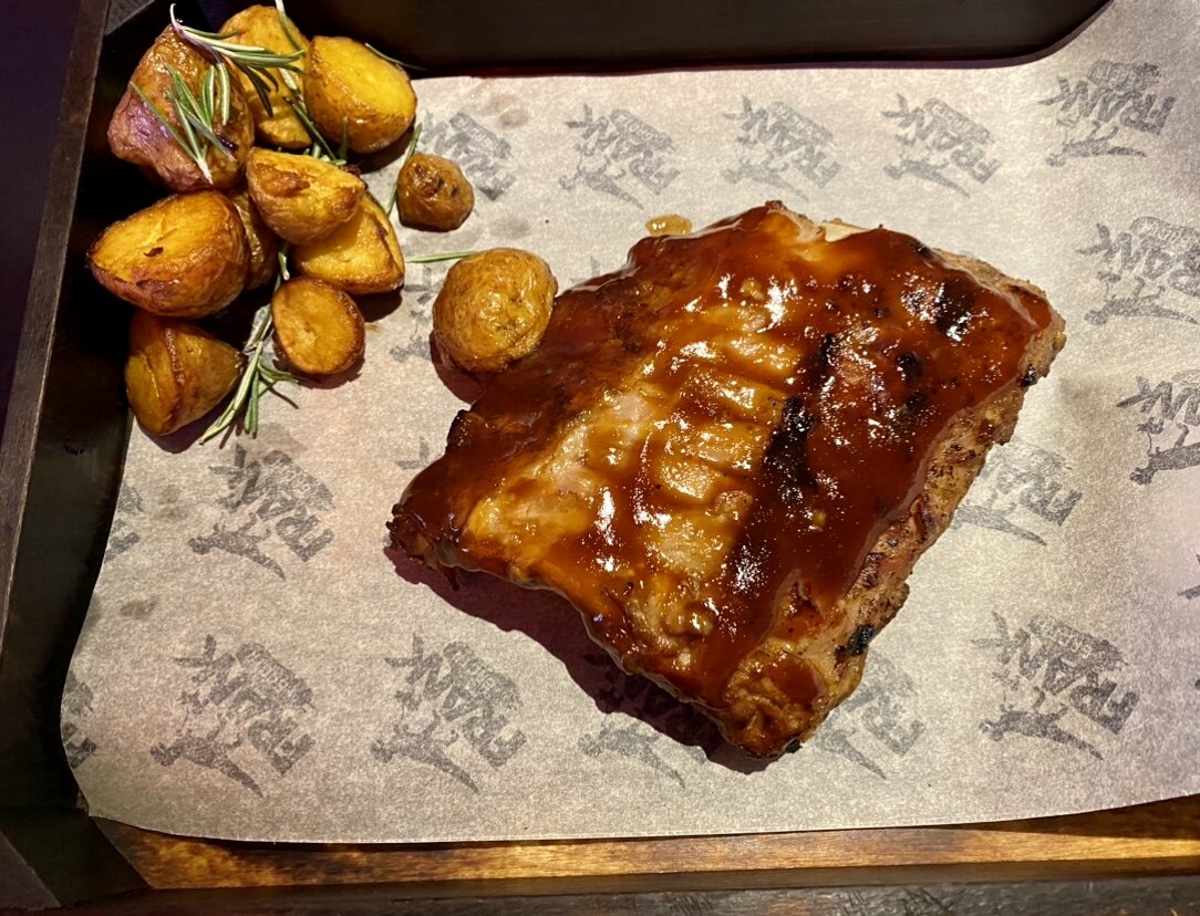 Ребра с картофелем и розмарином