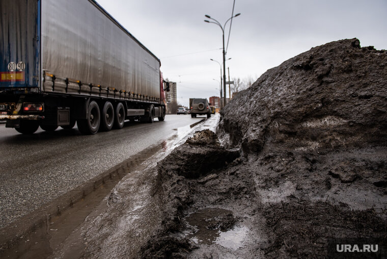    Снегопад осложнил движение на челябинских трассах