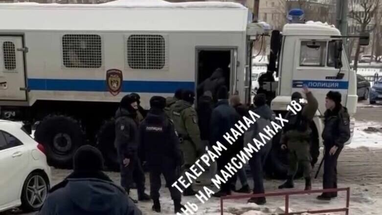     В казанском торговом центре «Тандем» сотрудники ОМОНа задержали толпу молодых людей. Соответствующие видеозаписи появились в местных Telegram-каналах.