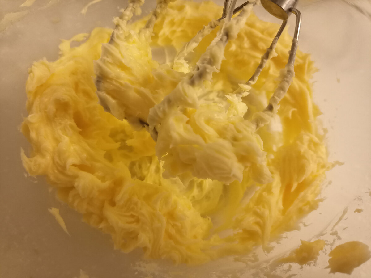 взбиваем масло с сахарной пудрой