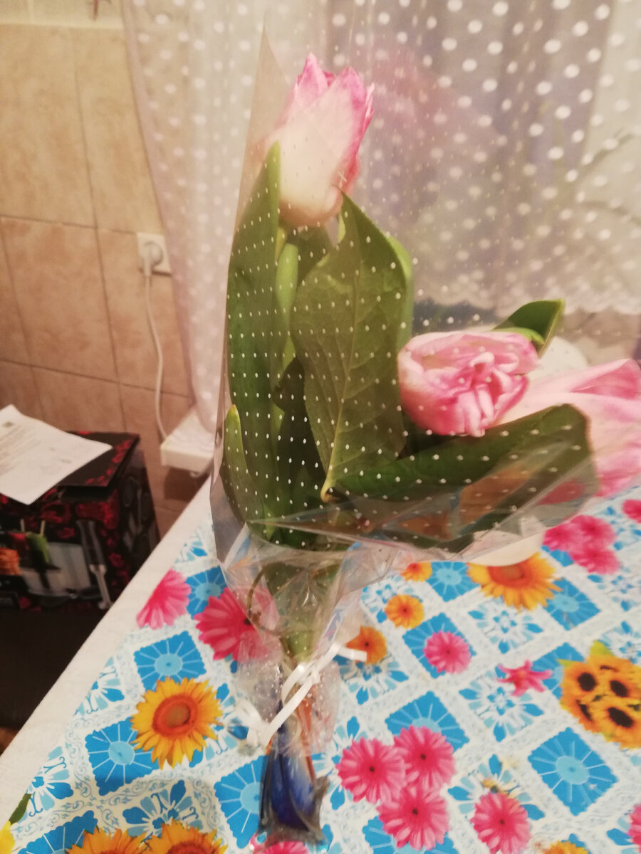 три тюльпана,фото вышло не яркое.