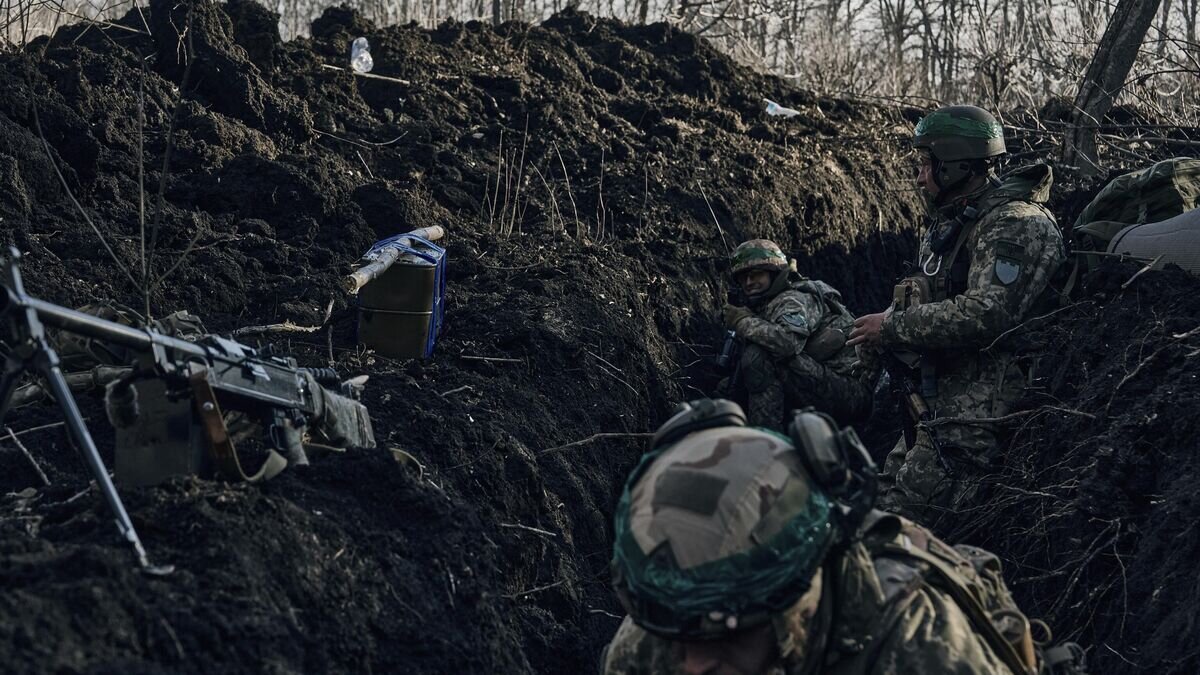    Украинские военные в районе Артемовска (Бахмута)© AP Photo / LIBKOS