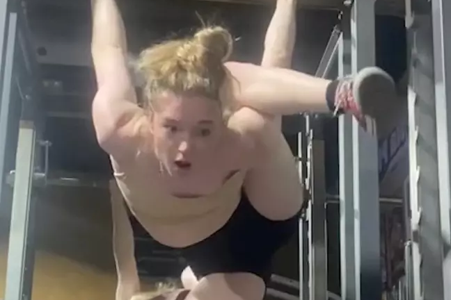     Американка повторила опасный фитнес-челлендж на турнике и застряла в ужасной позе: только посмотрите на ее испуг!