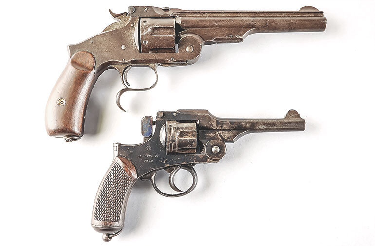 Японский русский Смит-Вессон (вверху) и револьвер Тип 26 (внизу).
