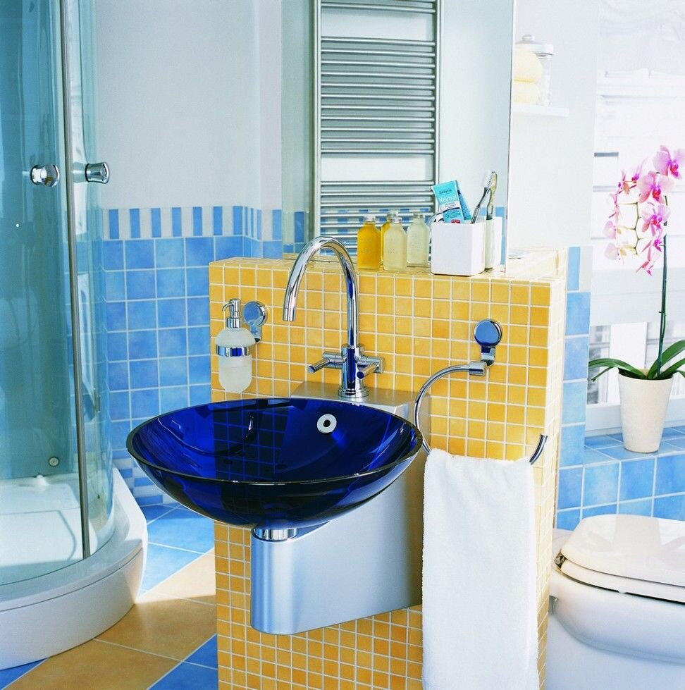 Желто голубая ванная комната