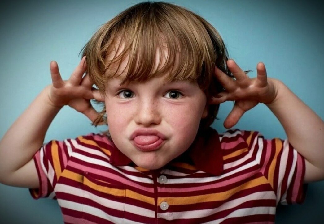 Родителям порой кажется, что это так "мило". А окружающие в шоке