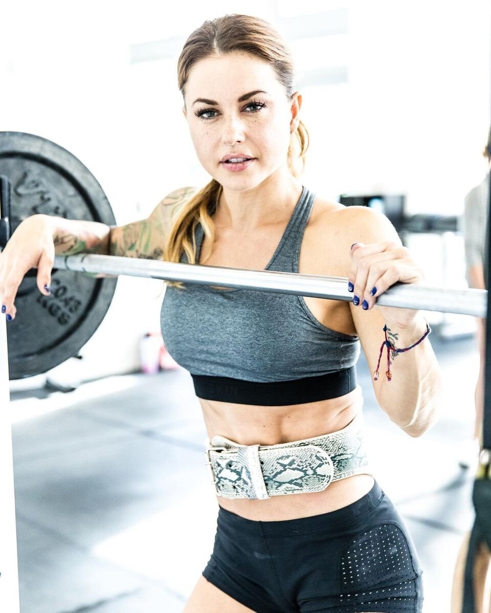 American fitness. Сериал Легенда 2021 девушка качок.