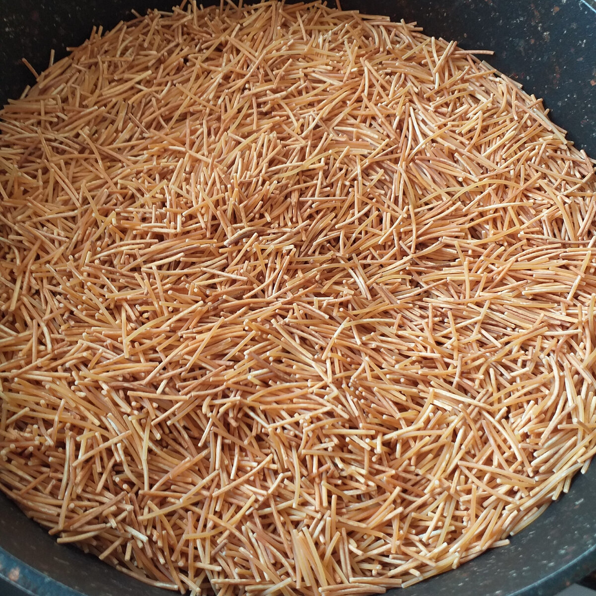 жареная вермишель на сковороде. блюда с вермишелью паутинка. вермишель паутинка обжаренная. обжаренная вермишель. лапша паутинка.