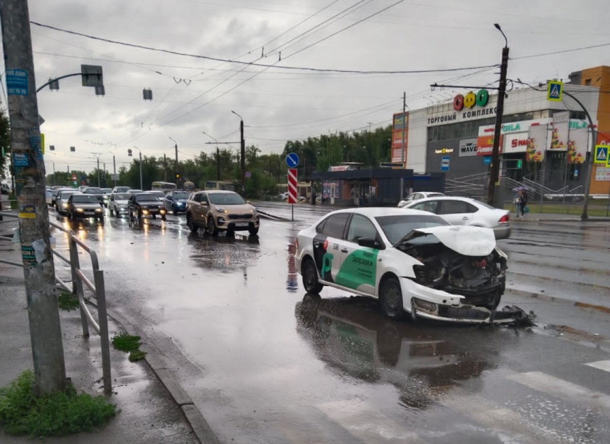   Трое детей и женщина пострадали в столкновении авто в Челябинске