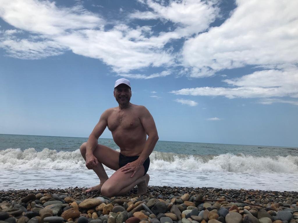 Позагорать, на море. Всё равно пандемия