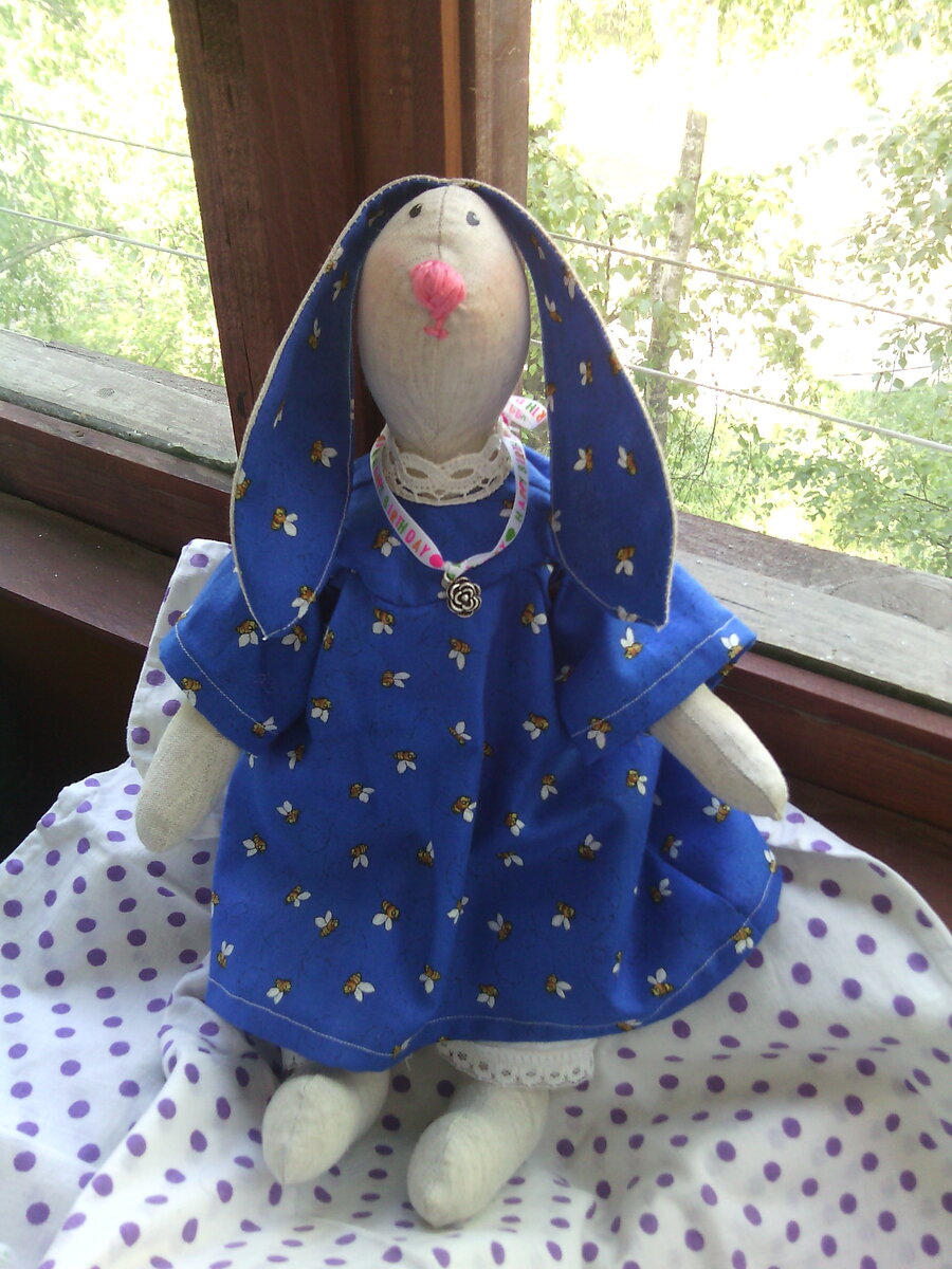 Платье и штанишки снимались, чтобы дети могли заниматься одеванием/раздеванием зайца. 2012год