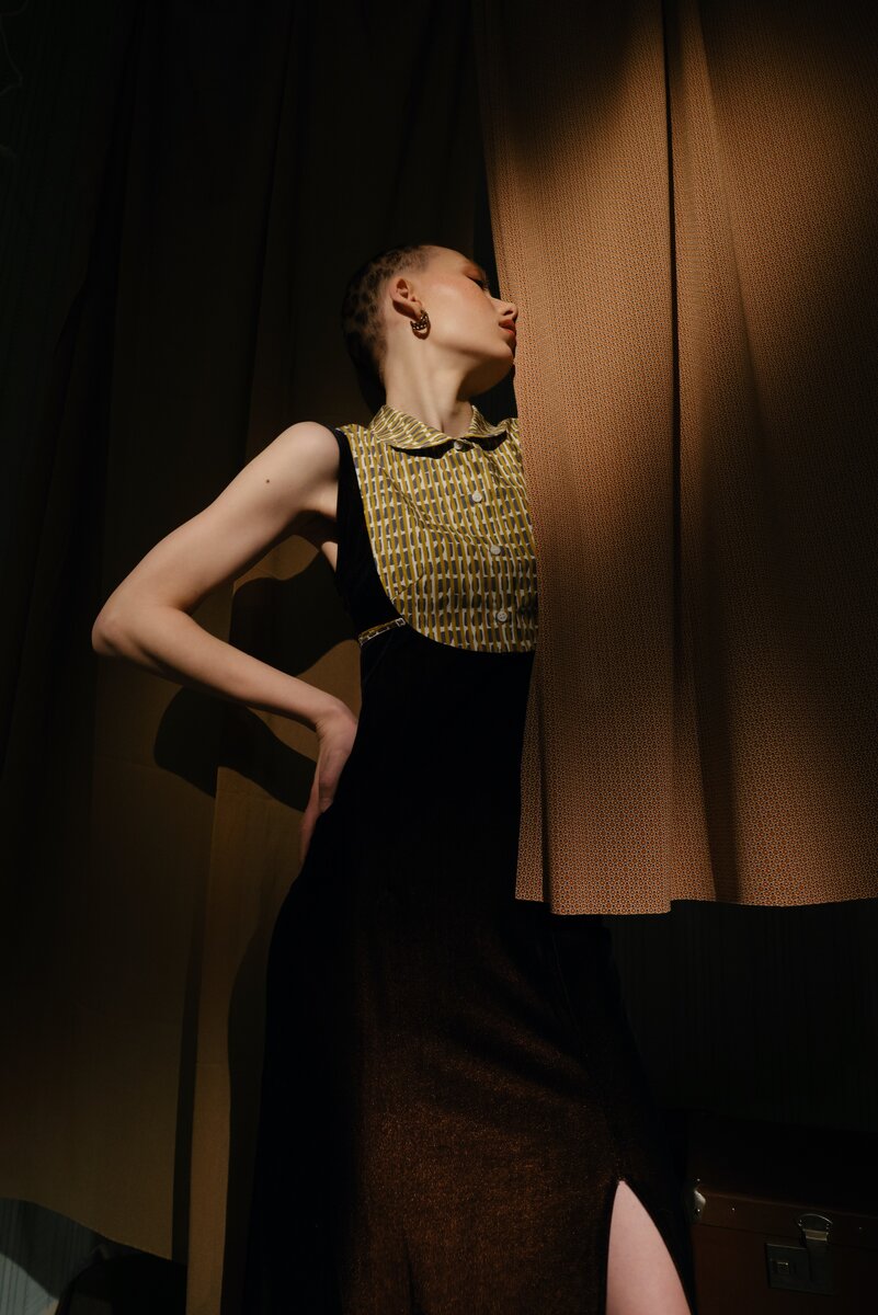 Серия фотографий "Leoretro" для майского выпуска немецкого журнала о моде Surreal Beauty Magazine (Ansbach, Germany). Фотограф Максим Самсонов, модель Софья Апакина, стилист Дарья Самсонова, визажист Елена Заморина. 2020 г.