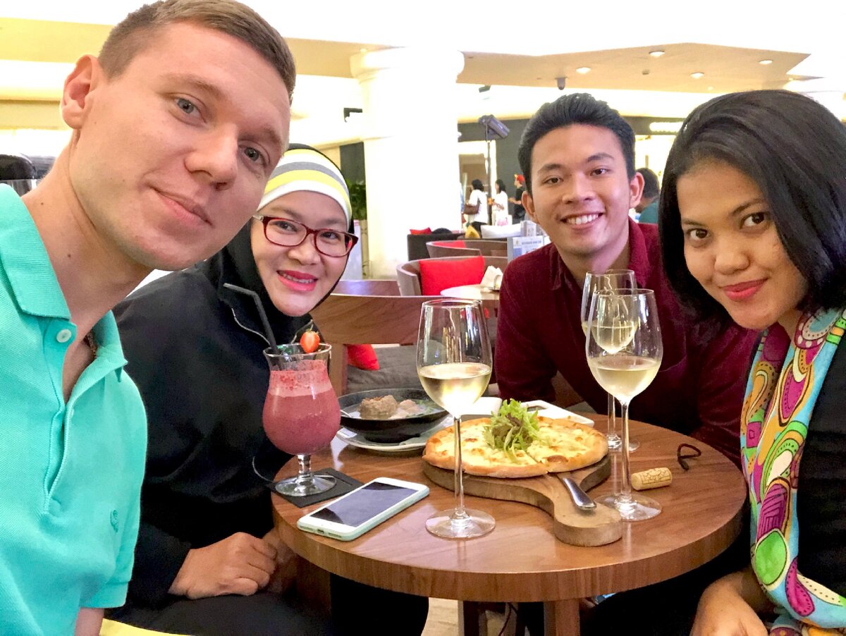 Привет всем! Добро пожаловать на мой канал. На фото я со своими любимыми друзьями в Джакарте! Подписывайтесь, скоро раскрою занавес, как дружить с индонезийцами. И насколько это реально! Фото автора.