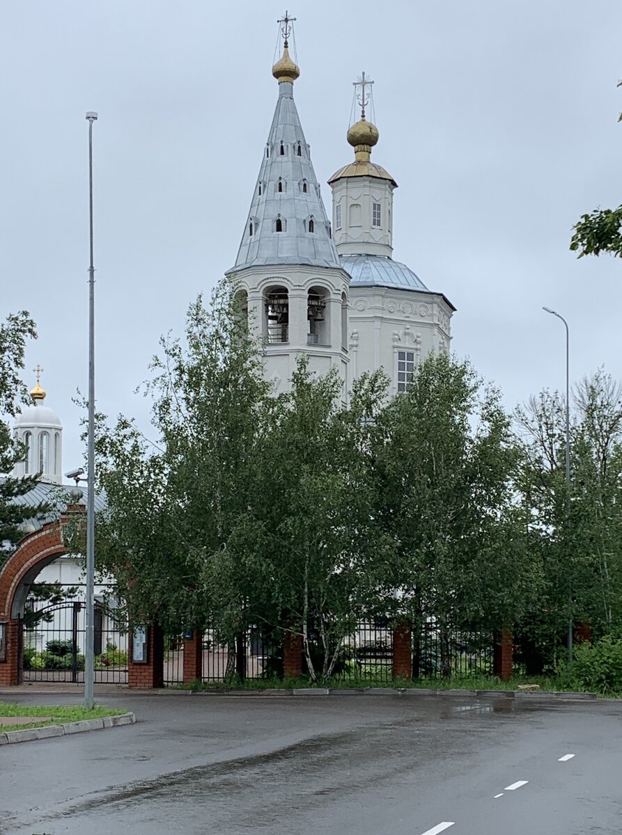 На фото Богоявленская церковь. Практически единственное здание в Веневе, которое подверглось реставрации. Когда-то церковь являлась частью мужского монастыря, который упразднили во время екатерининских реформ. 