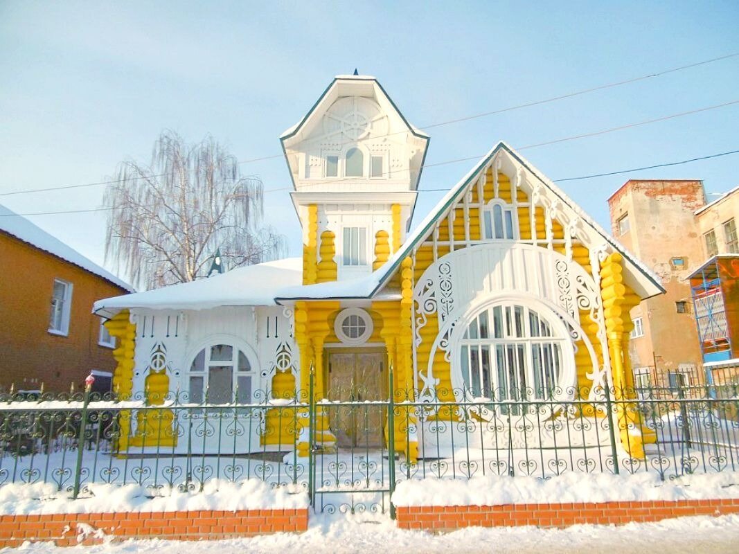 Удивительный русский деревянный модерн. Кажется, единственное отреставрированное здание этого стиля в Кимрах - дом купца Лужина