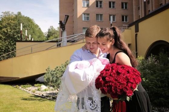 Элла Суханова с мужем и дочкой (фото из Instagram)