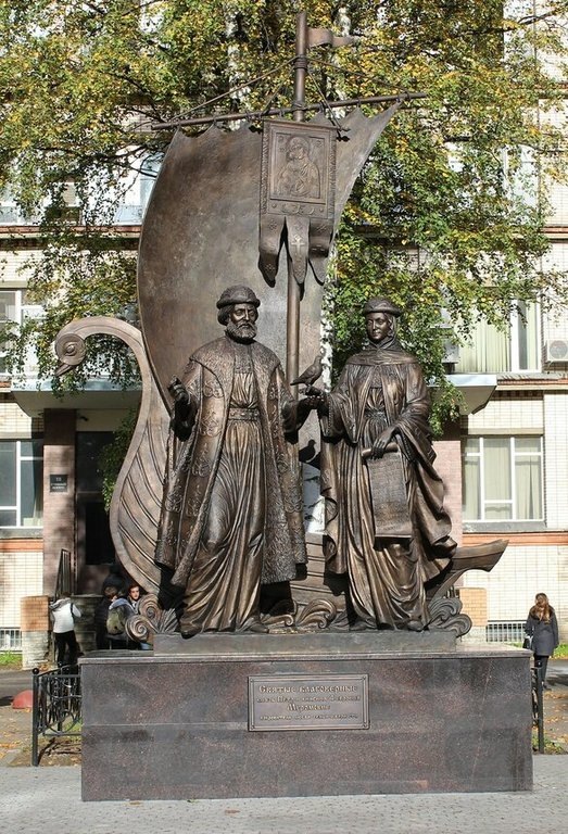 Памятник святым Петру и Февронии напомнит студентам Политеха о святости брака Памятник покровителям православного брака и семьи святым благоверным Петру и Февронии Муромским открыли и освятили 10 сентября 2016 года в Санкт-Петербургском политехническом университете Петра Великого.

Монумент, изображающий эпизод из жизни святых супругов – возвращение в ладье из изгнания в родной город Муром, теперь будет встречать студентов у третьего корпуса петербургского Политеха, сообщает сайт ВУЗа.