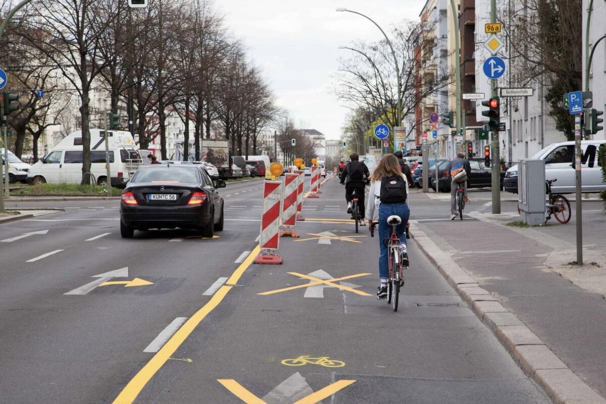 Временные полосы в Берлине (фото: twitter.com/bikeberlin13)