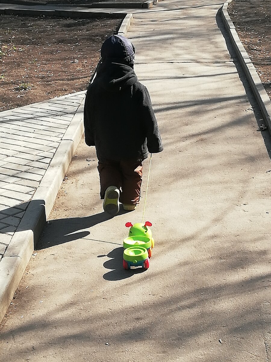 Вот этот мой сын пока всегда со мной, можно расслабиться и не тревожиться))) 