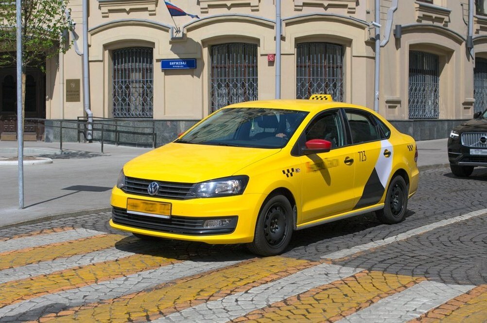 Таксопарк москва без залога. Volkswagen Polo желтый. VW Polo 2018 желтая. Volkswagen Polo под такси 2020г. Фольксваген Джетта желтая.