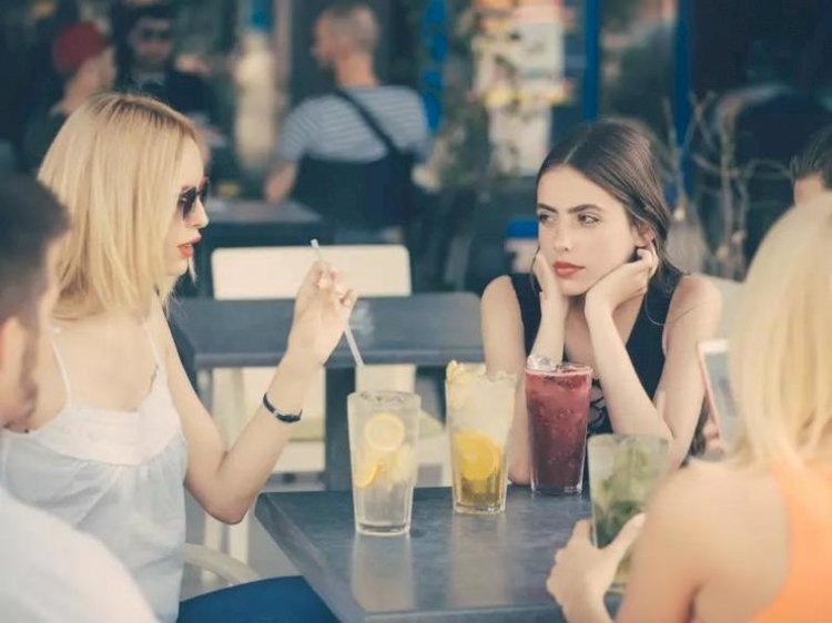 Моя подруга изменяет своему мужу, и я снова прячу ее. Должна ли я говорить об этом?