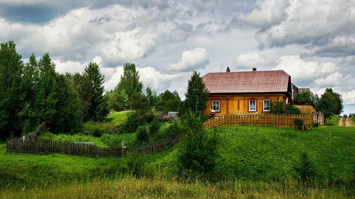 Красивые деревянные домики в лесу