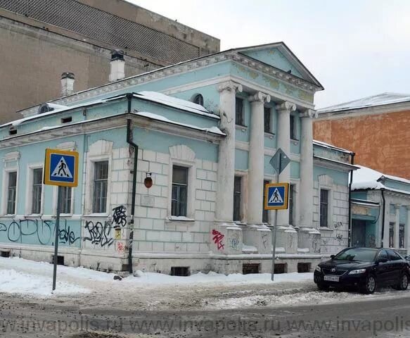 Московский домик. Колонны высотой в два этажа придают ему вполне столичный масштаб.