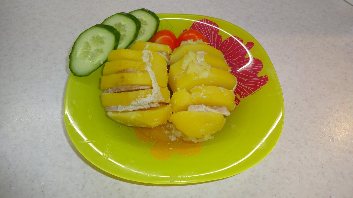 Картофель - очень популярный и всеми любимый продукт. Универсальность этого овоща позволяет использовать его в самых разнообразных блюдах, а тушёный в сливках фаршированный картофель мясом - это аппетитно и сытно!