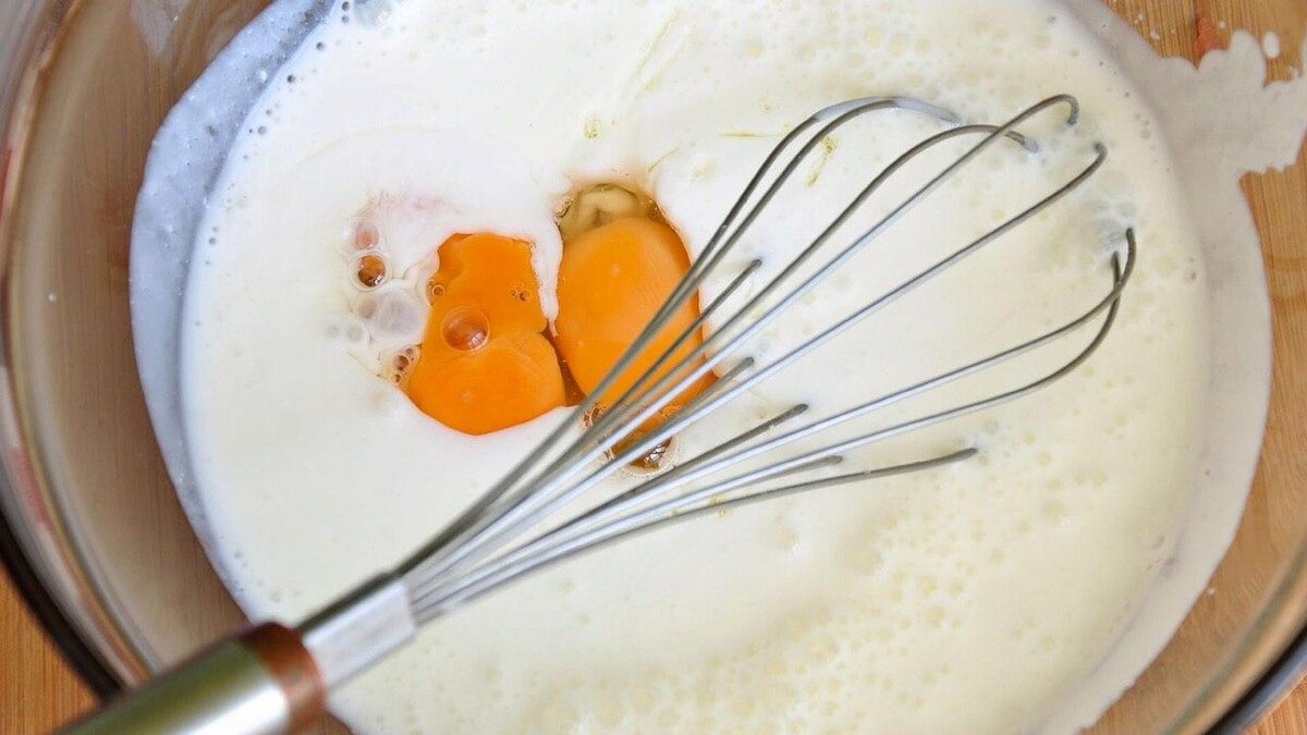 Взбиваем молоко, яйца и сахар