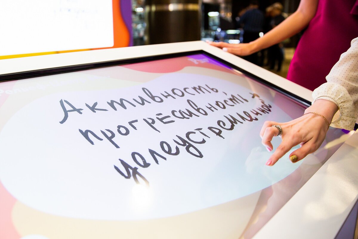 iTable может иметь горизонтальную или наклонную конфигурацию, любое количество ножек и различный внешний вид