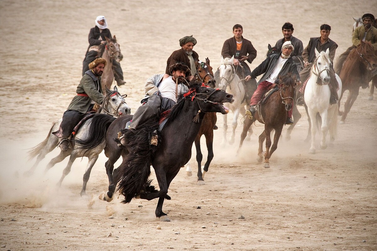 Бузкаши - конная спортивная игра 