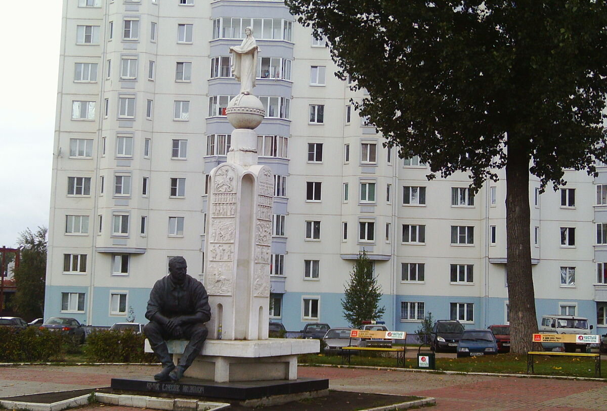 Академия клыкова. Памятник памятник Клыкова Курск Курск. Памятник Вячеславу Клыкову в Курске. Памятник в м Клыкову Курск. Памятник Вячеславу Клыкову Кшенский.