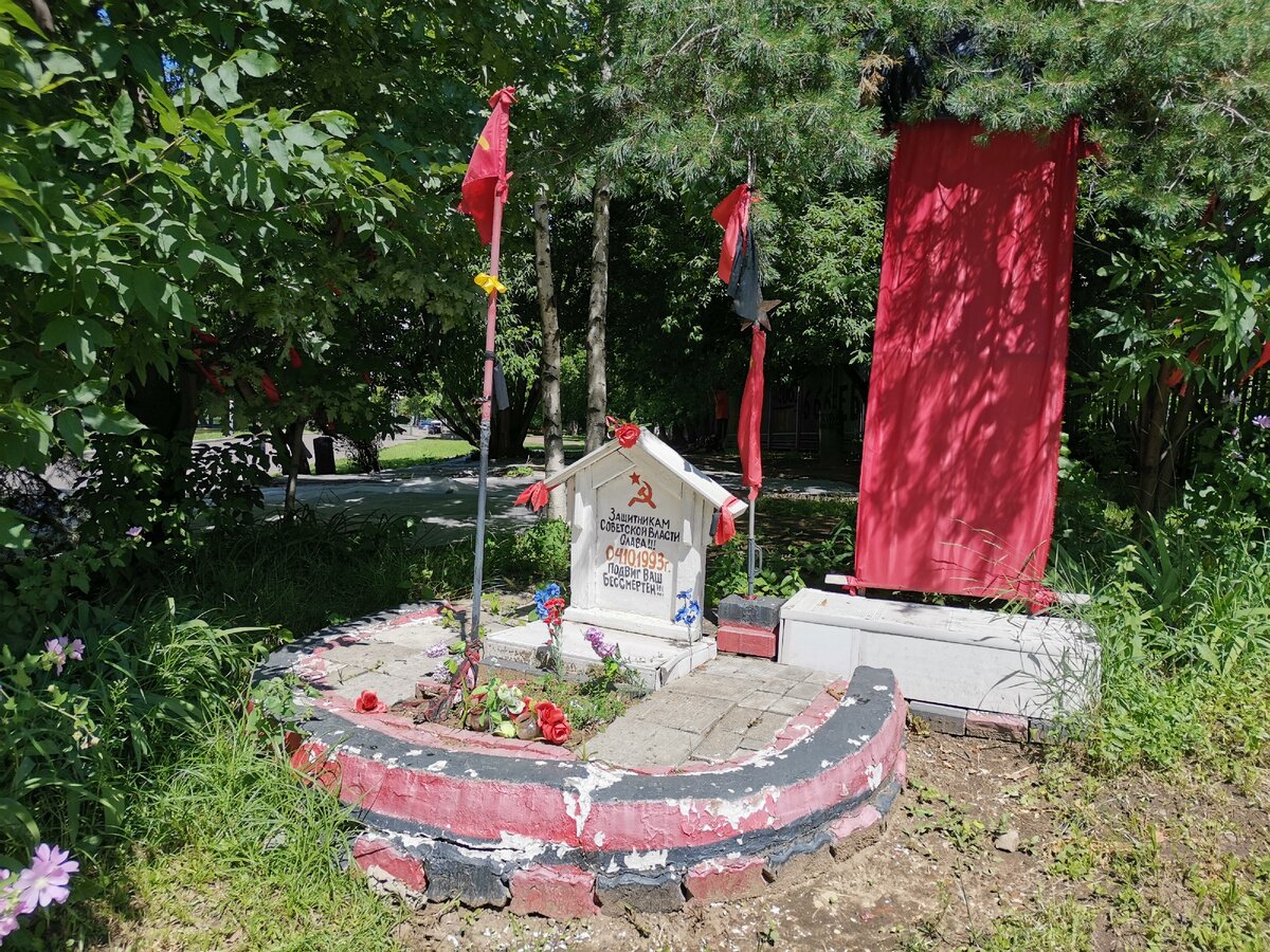 Народный мемориал. Памятник звереву в клину. мемориал жертвам чёрного октября 1993. мемориал памяти погибших 4 октября 1993. памятник чёрного октября 1993 адресс.