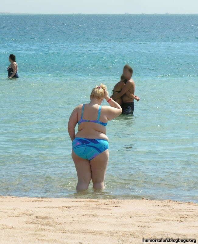Толстые люди на пляже