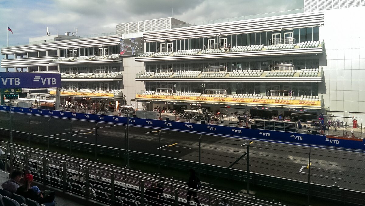 Вид на боксы и стартовую прямую с главной трибуны.