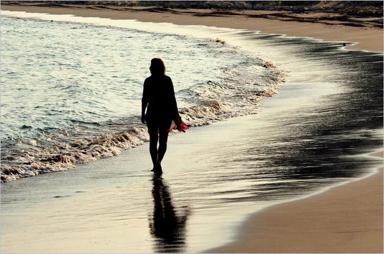 Фото девушка идет по берегу моря