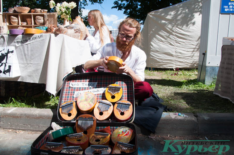 Эти  необычные музыкальные инструменты привлекали внимание многих, правда,  цена оказалась немаленькой — 100 рублей за штуку.  Фото Анастасии Вереск
