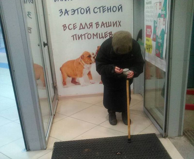 фото из интернета. Кстати, старушка на фото вовсе не старушка, а загримированный мошенник молодой мужчина