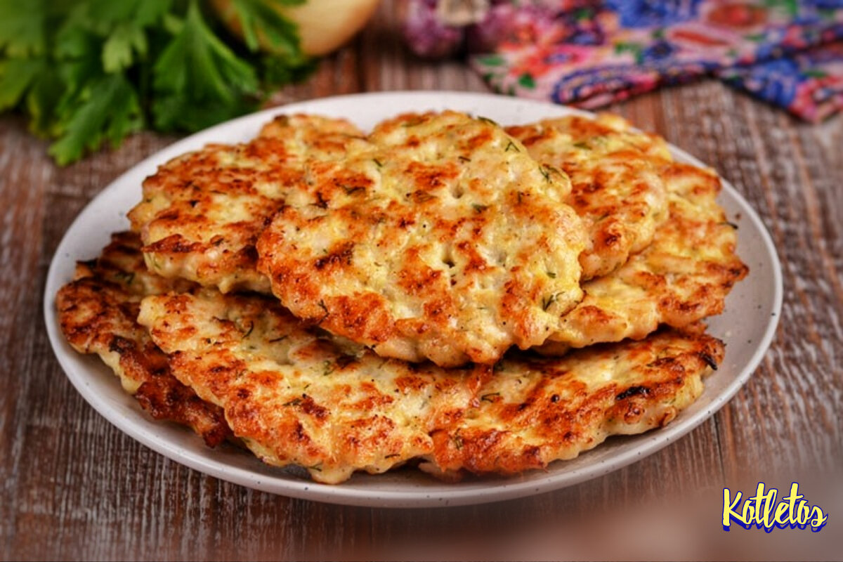 Рубленные котлеты из куриной грудки. Рубленные котлеты. Котлета куриная рубленая. Котлеты рубленые из курицы. Рубленные котлеты из куриного филе.
