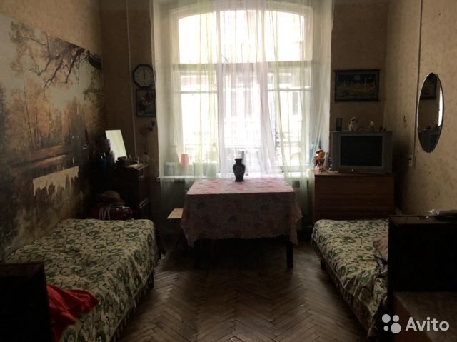 Обои помнят залп "Авроры", но цена за историческую память - 15 тысяч. Фото Авито