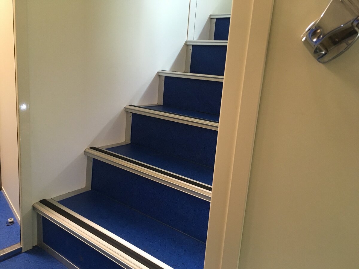 Лестница на второй этаж поезда