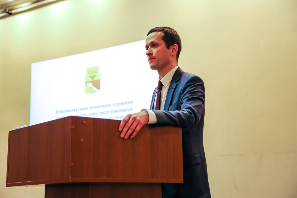 По оценке Bloomberg New Energy Finance, уже к 2025 году 47% всех автобусов в мире придется на электробусы. Лидером в этом отношении, безусловно, останется Китай — уже сейчас весь общественный транспорт пятого по величине в стране города Шэньчжэня электрический, а это ни много ни мало — 16,3 тыс. штук. А через семь лет на Китай будет приходиться 99% всех электробусов в мире. Полностью электрифицировать парк общественного транспорта к 2030 году собираются и власти Лос-Анджелеса. Речь идет об обновлении около 2,2 тыс. машин. О том, как развивается электротранспорт в России и какие изменения ждут пассажиров рассказал Пащенко Владимир, начальник управления транспортного планирования ФАУ «РОСДОРНИИ»: «Сегодня, несмотря на активные разговоры об инновациях, обсуждая электрический транспорт, мы должны в первую очередь учитывать прошлое электрического транспорта, и учитывать тот потенциал, который был накоплен нашими предшественниками. Идея использования электротранспорта не нова, ей более 100 лет. Электрическая тяга – лучший вид тяги на городском транспорте, так как она удобно масштабируется и экономно расходуется. Также, электрическая тяга дает хорошие механические характеристики подвижного состава, поскольку крутящий момент достигается с нулевых оборотов, в отличие от двигателей внутреннего сгорания. Во многих городах России забывают, что из всего электротранспорта самым эффективным является трамвай, потому что его удельный расход электроэнергии на 1 тонно-километр ниже, чем у троллейбуса и автобуса. Именно поэтому сегодня трамвай во многих городах по всему миру возвращается. Более 100 новых трамвайных систем построено за 30 лет в Европе, в том числе в тех городах, где его не было никогда. Троллейбус — это та технология, которая в значительной степени возрождается. То плачевное состояние, в которое пришел трамвай и троллейбус в большинстве городов России – это игнорирование возможностей при транспортном планировании, а точнее полное его отсутствие. Идея саморегулируемого маршруточного бизнеса для рынка перевозок подкосила электротранспорт. Сегодня в России порядка 7 тыс. и 8 тыс. трамваев и троллейбусов не используют свои провозные возможности даже на 25%. При этом, они потребляют из бюджета ресурсы в виде дотаций. Когда мы говорим об энергоэфффективности, мы должны говорить о том, что у нас под носом находится огромная инфраструктура, огромный парк подвижного состава из электротранспорта, который и должен служить тем самым ресурсом для городов, которые хотят построить эффективную систему общественного транспорта. Понятно, что подвижной состав нужно будет обновлять, но в первую очередь речь идет об инфраструктуре, которая не должна быть потеряна – это тысячи мегаватт установочных мощностей тяговых подстанций, контактные и кабельные сети, которые должны работать эффективно». 