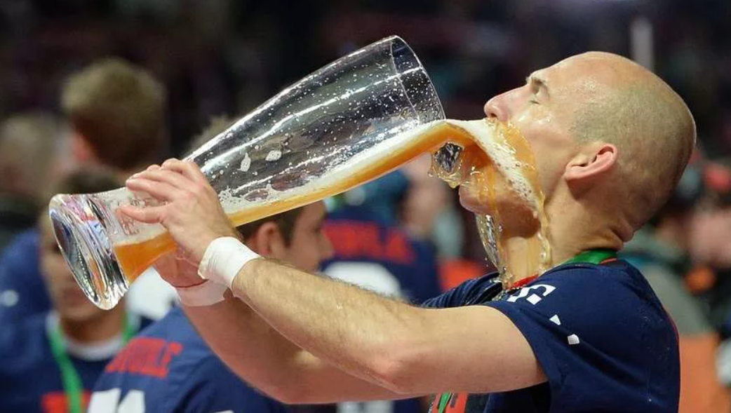 Игра пить пиво. Арьен Роббен пиво. Пиво и футбол. Футболист с пивом.