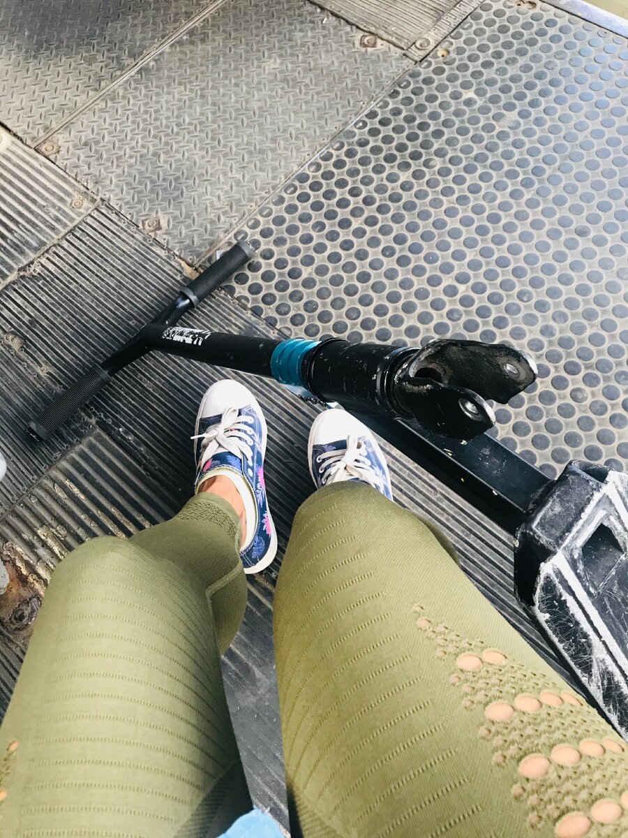 Это я отвезла Санька в лагерь и поехала кататься на трамвае с одноколёсым самокатом.