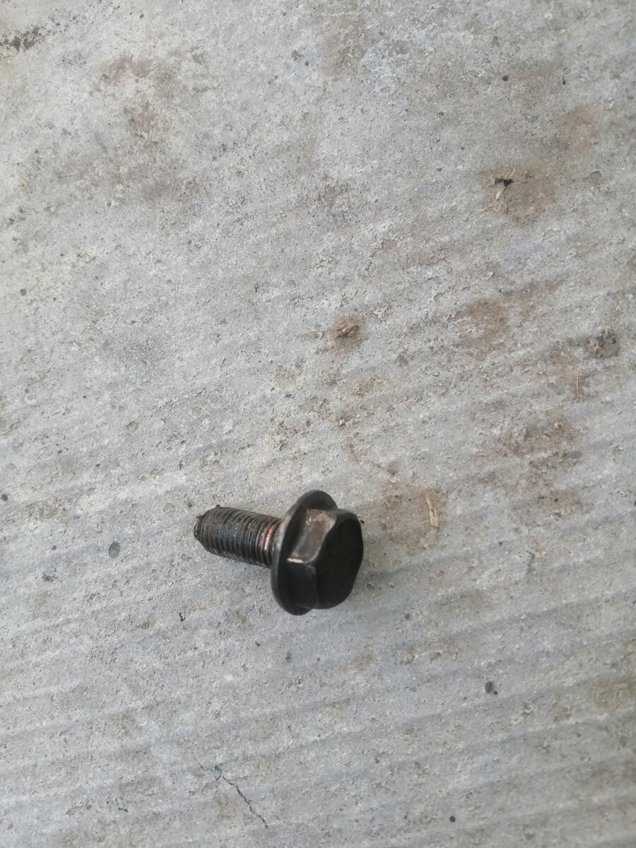 Вот болт который раскручивался. 